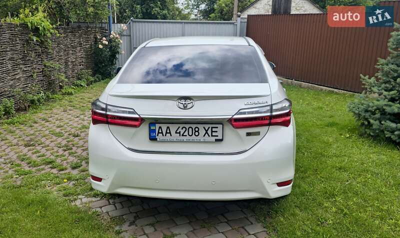 Седан Toyota Corolla 2016 в Киеве