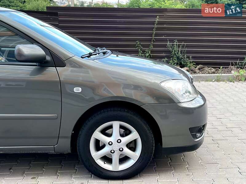 Хэтчбек Toyota Corolla 2005 в Черновцах