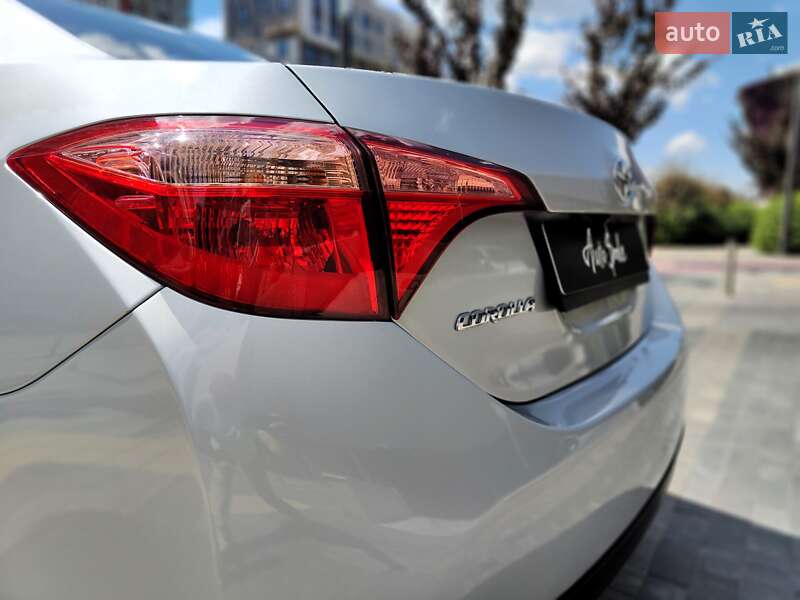Седан Toyota Corolla 2019 в Киеве