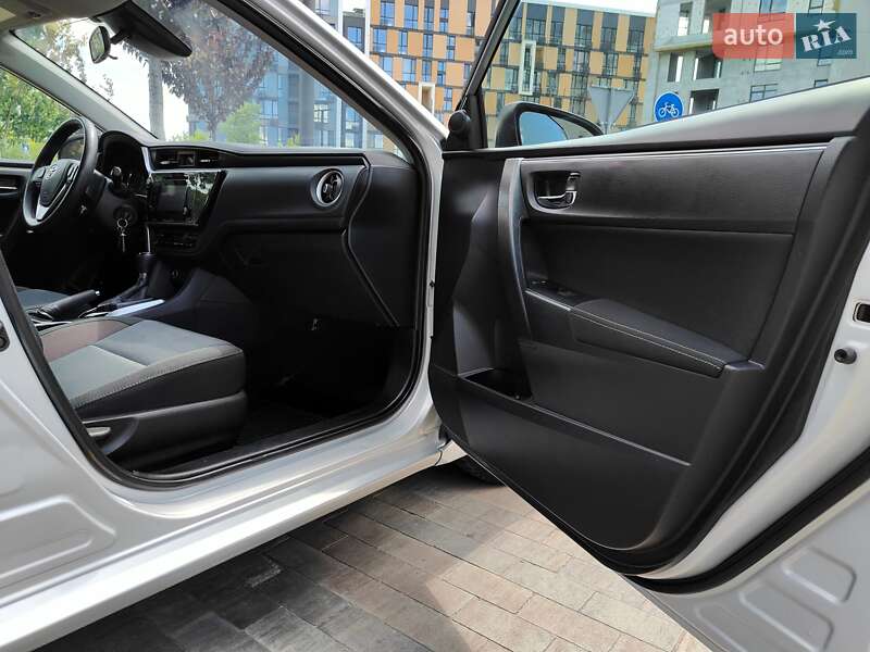 Седан Toyota Corolla 2019 в Киеве