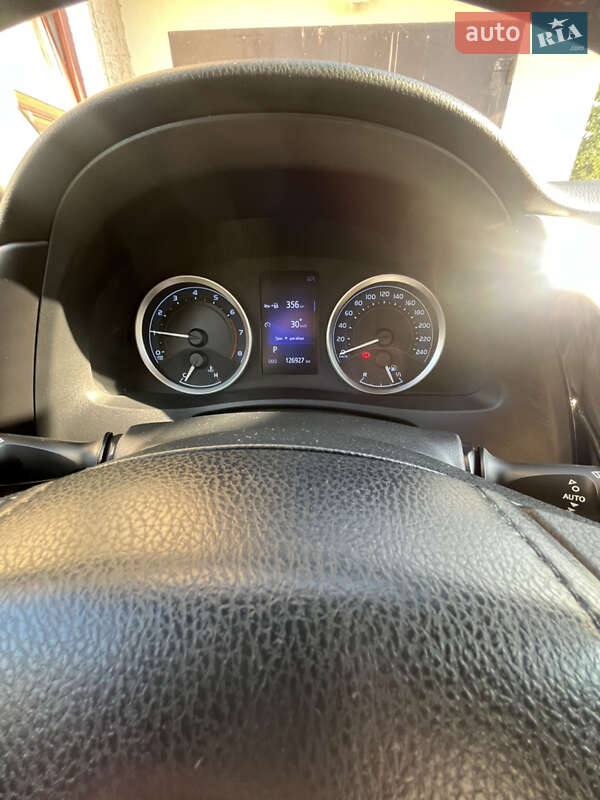 Седан Toyota Corolla 2016 в Жовкве