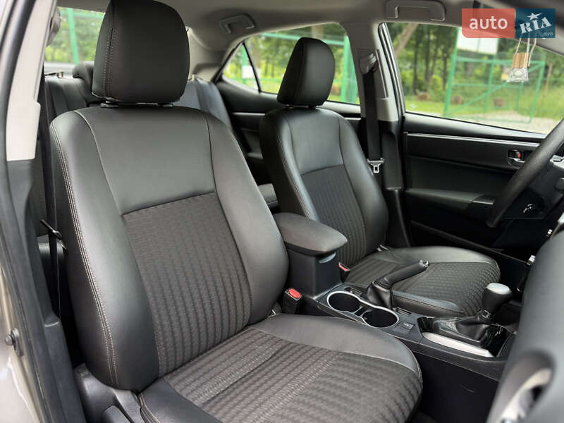 Седан Toyota Corolla 2018 в Ивано-Франковске