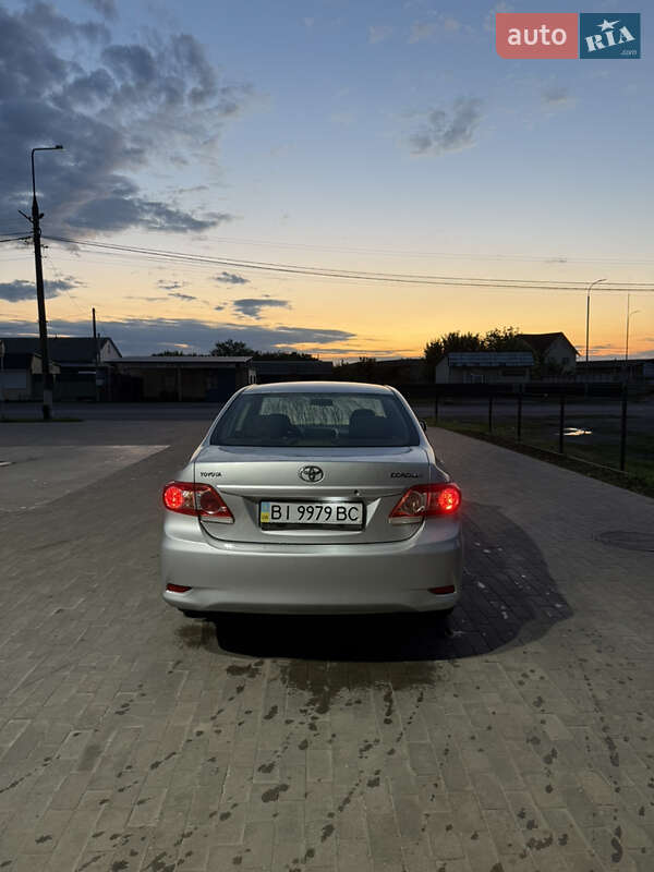 Седан Toyota Corolla 2010 в Миргороді