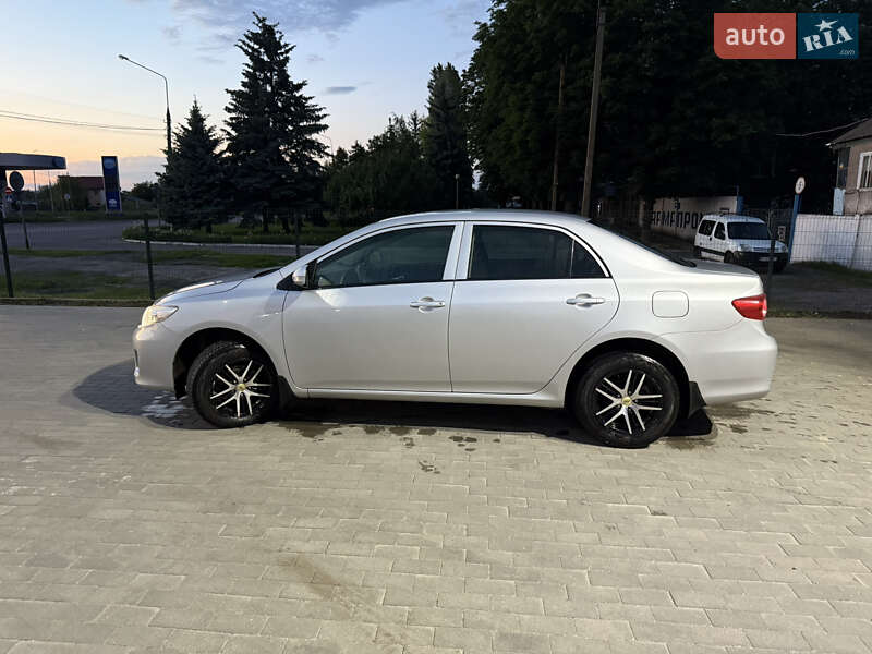 Седан Toyota Corolla 2010 в Миргороді