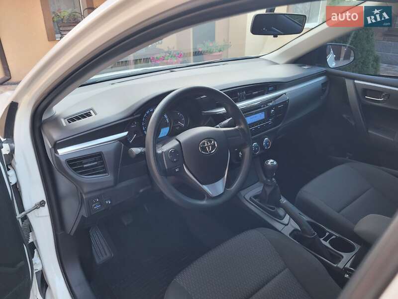 Седан Toyota Corolla 2014 в Миргороде