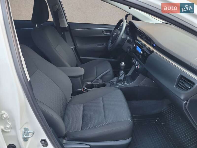 Седан Toyota Corolla 2014 в Миргороде