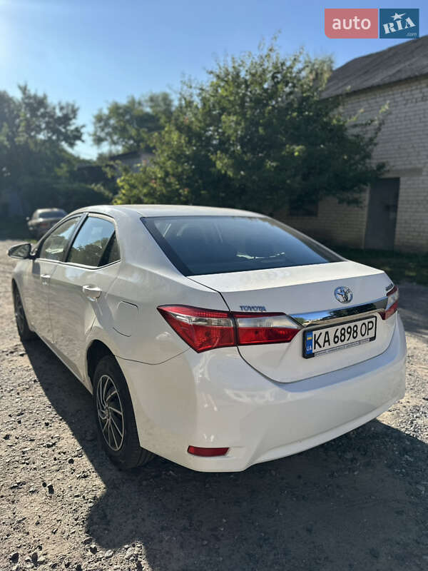 Седан Toyota Corolla 2015 в Путивле
