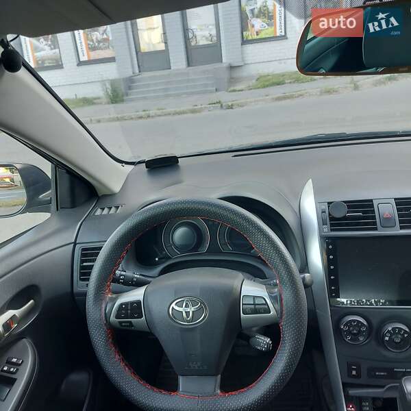 Седан Toyota Corolla 2013 в Чернигове