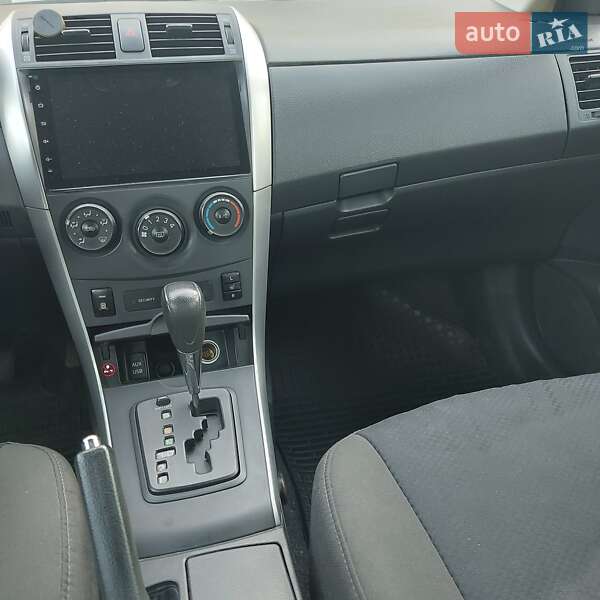 Седан Toyota Corolla 2013 в Чернигове