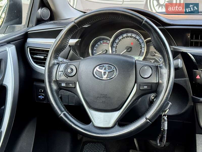 Седан Toyota Corolla 2013 в Харкові