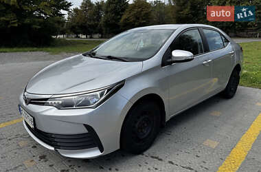 Седан Toyota Corolla 2017 в Львові