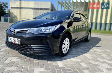 Седан Toyota Corolla 2016 в Киеве