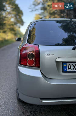 Хэтчбек Toyota Corolla 2004 в 