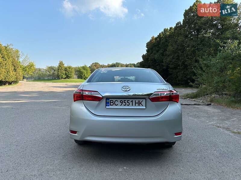 Седан Toyota Corolla 2018 в Львове
