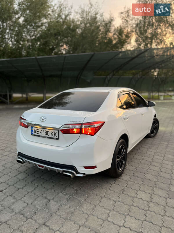 Седан Toyota Corolla 2016 в Павлограді