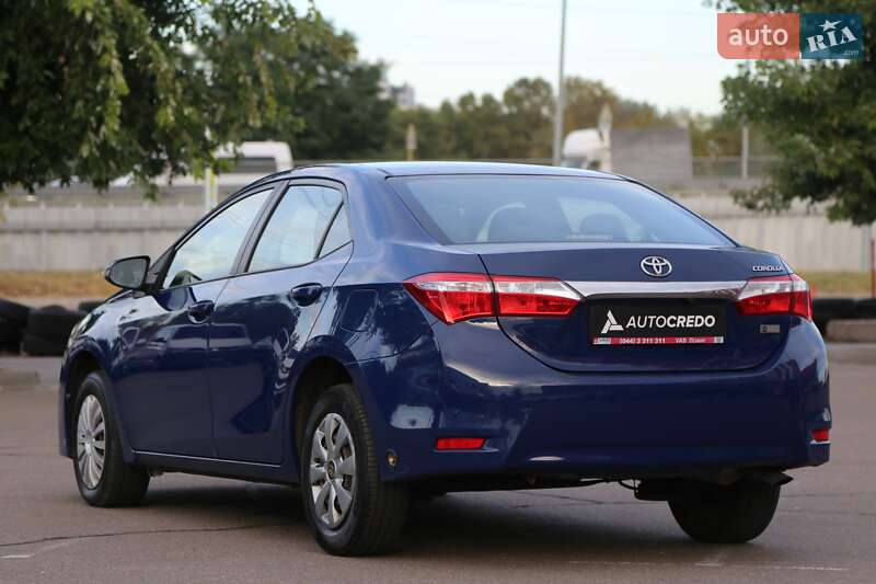 Седан Toyota Corolla 2016 в Киеве