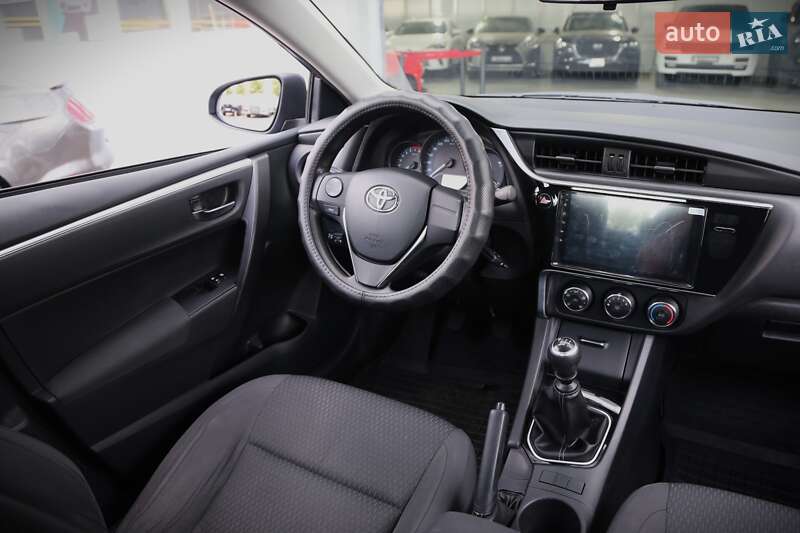 Седан Toyota Corolla 2016 в Киеве