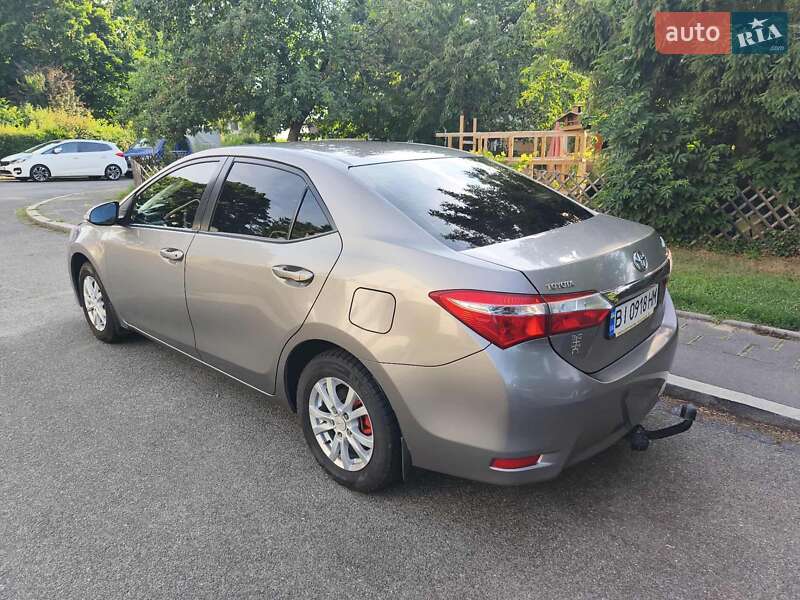 Седан Toyota Corolla 2013 в Зенькове