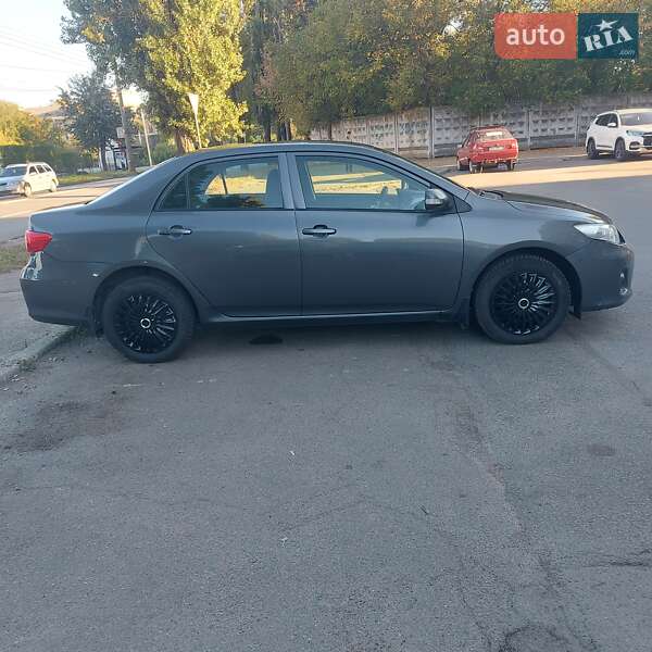 Седан Toyota Corolla 2013 в Чернигове