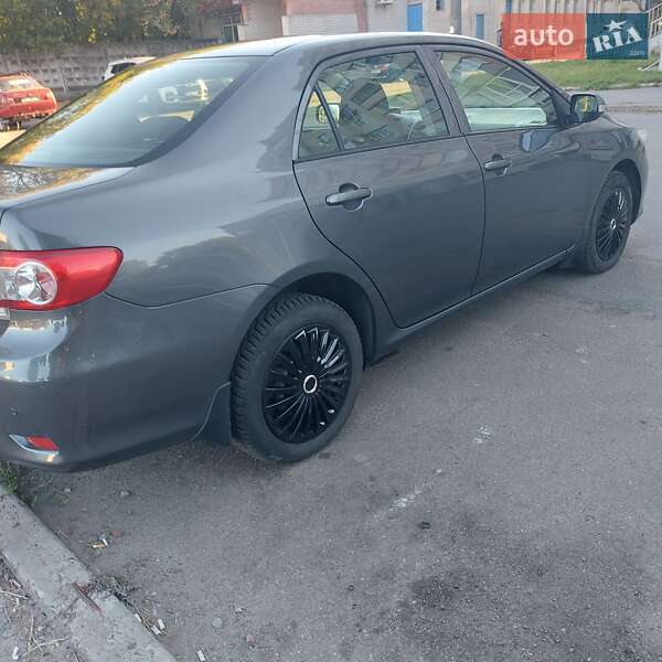 Седан Toyota Corolla 2013 в Чернигове