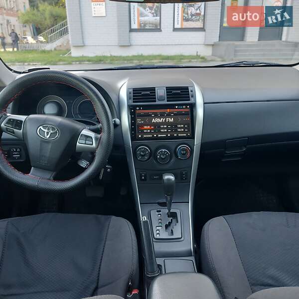 Седан Toyota Corolla 2013 в Чернигове