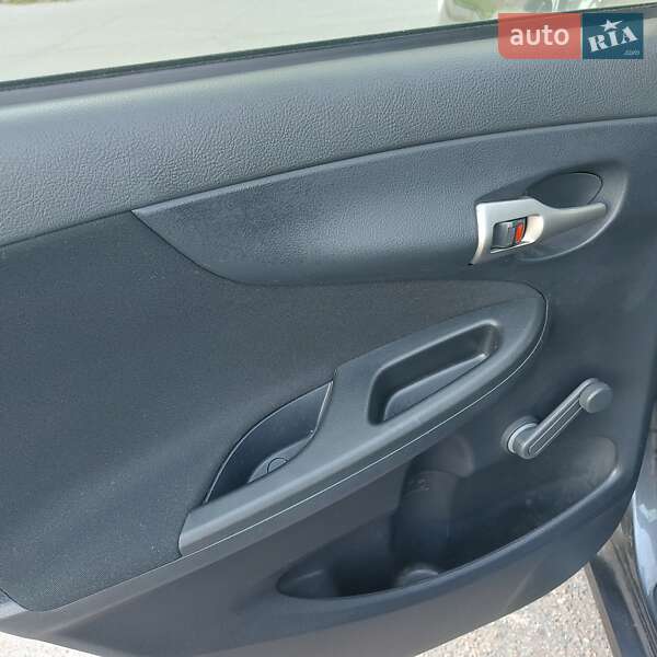 Седан Toyota Corolla 2013 в Чернигове