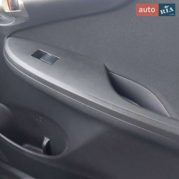 Седан Toyota Corolla 2013 в Чернигове