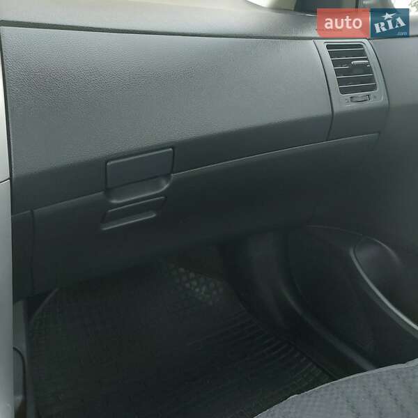 Седан Toyota Corolla 2013 в Чернигове