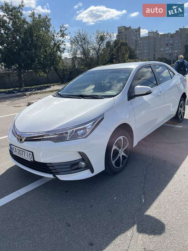 Седан Toyota Corolla 2017 в 
