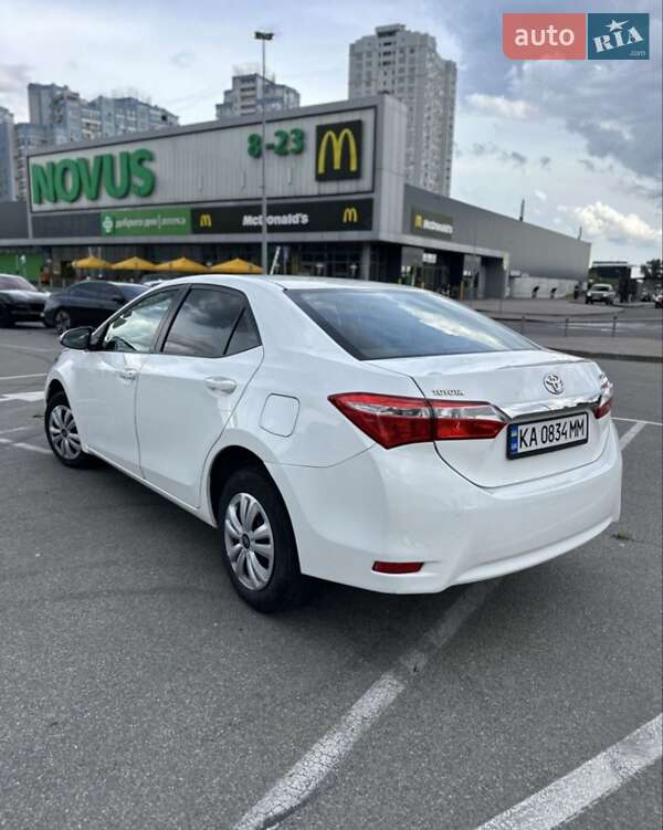 Седан Toyota Corolla 2013 в Киеве