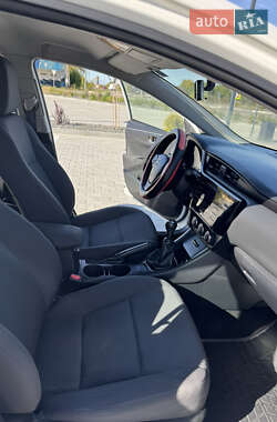 Хетчбек Toyota Corolla 2016 в  фото 18 Хетчбек Toyota Corolla 2016 в