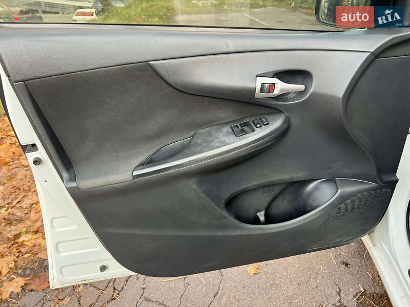 Седан Toyota Corolla 2012 в Львові