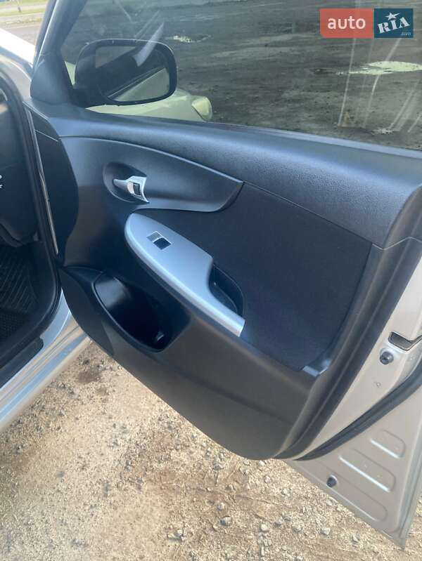 Седан Toyota Corolla 2010 в Львові