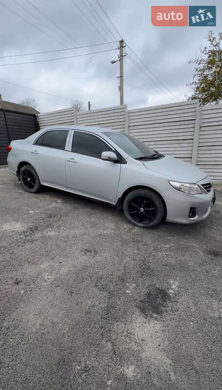 Седан Toyota Corolla 2011 в Ровно
