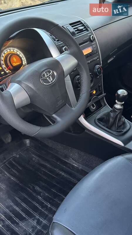 Седан Toyota Corolla 2011 в Ровно