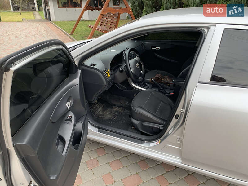 Седан Toyota Corolla 2011 в Дрогобыче