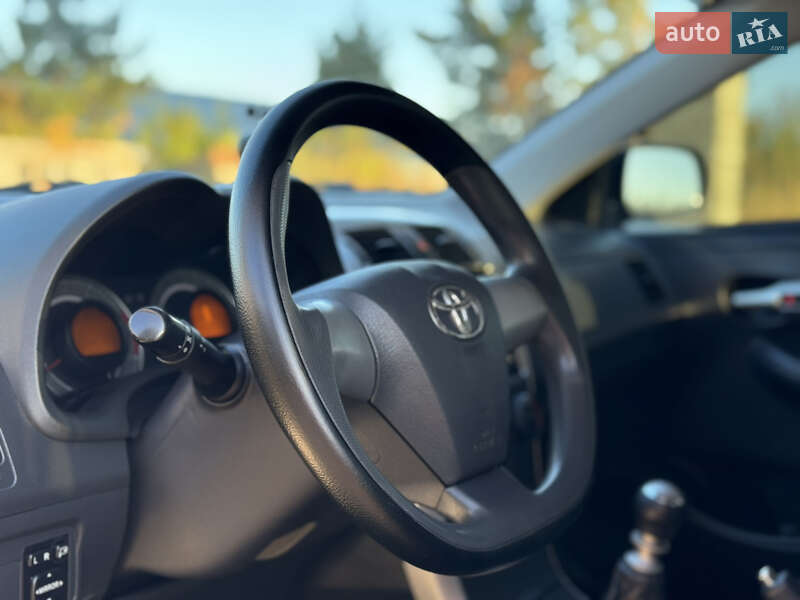 Седан Toyota Corolla 2011 в Самборе