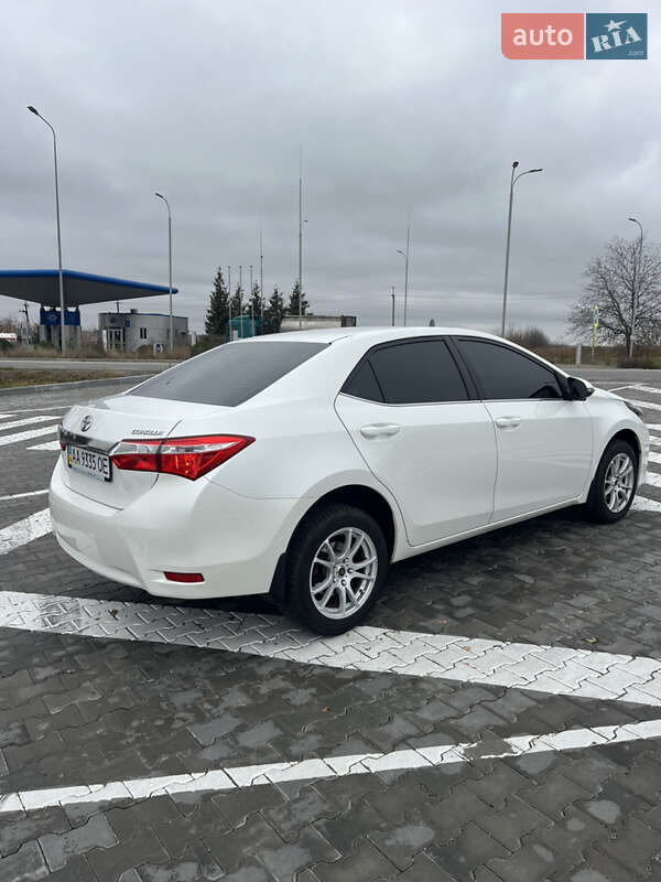 Седан Toyota Corolla 2013 в Тульчине