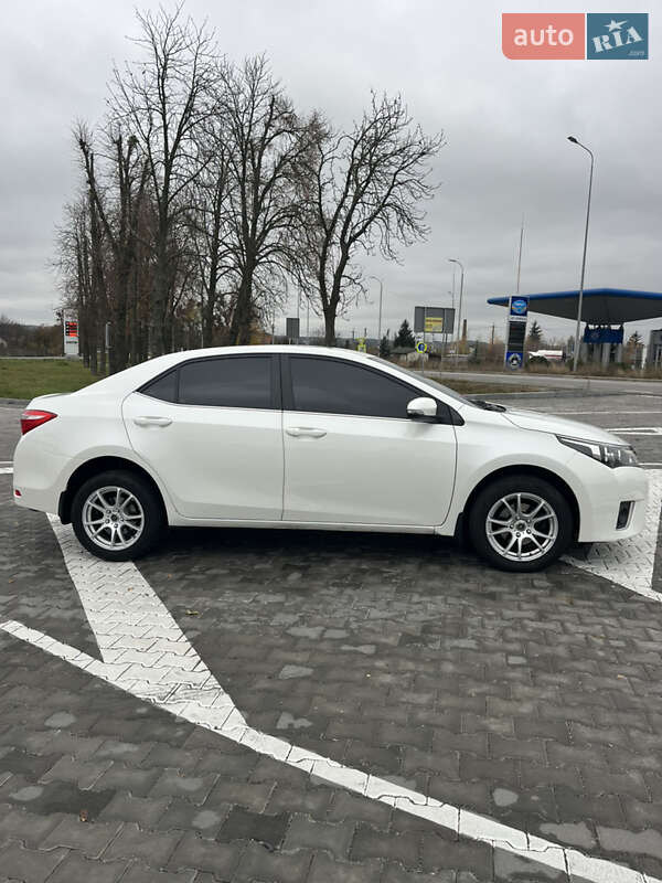 Седан Toyota Corolla 2013 в Тульчине