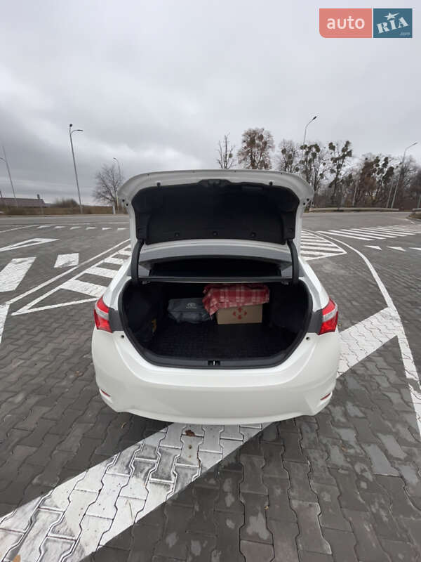 Седан Toyota Corolla 2013 в Тульчине