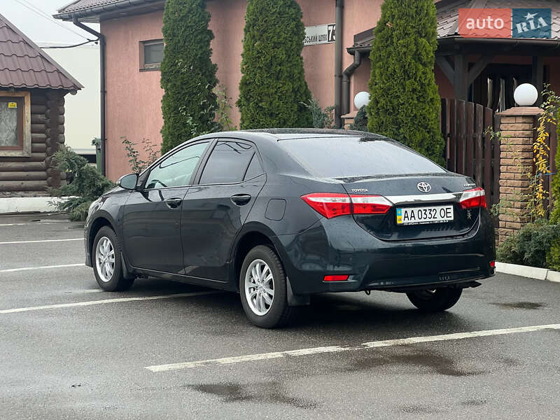 Седан Toyota Corolla 2013 в Киеве