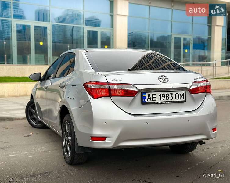 Седан Toyota Corolla 2014 в Днепре