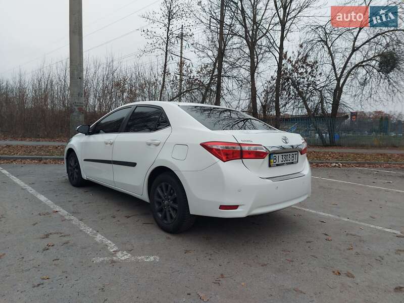 Седан Toyota Corolla 2015 в Полтаве
