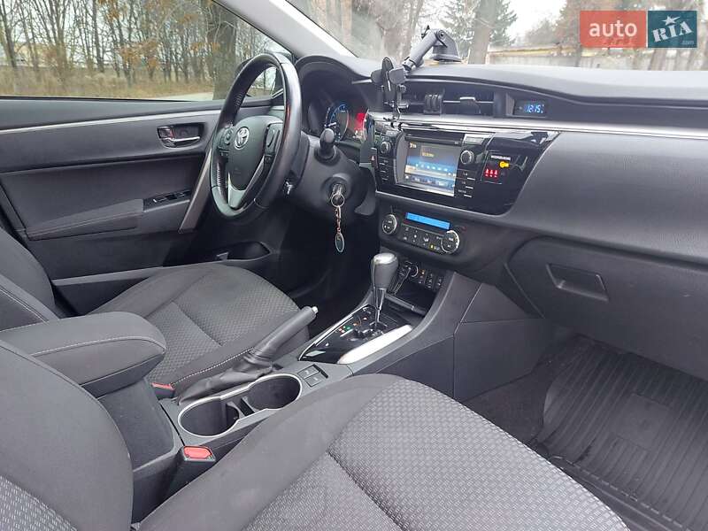 Седан Toyota Corolla 2015 в Полтаве
