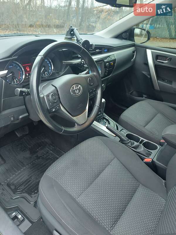 Седан Toyota Corolla 2015 в Полтаве
