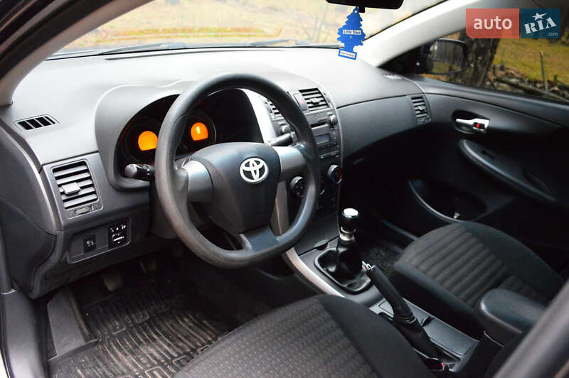 Седан Toyota Corolla 2011 в Лебедине