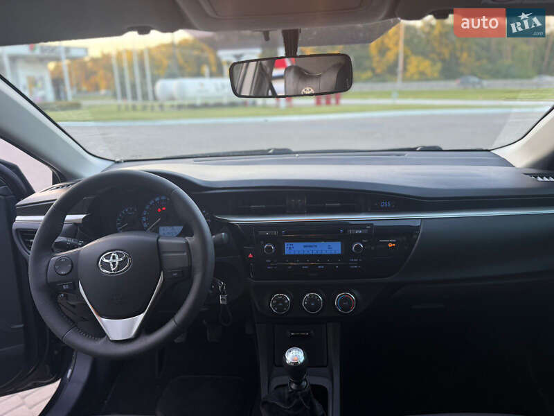 Седан Toyota Corolla 2014 в Дніпрі