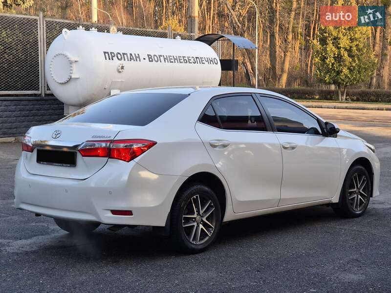 Седан Toyota Corolla 2015 в Харкові