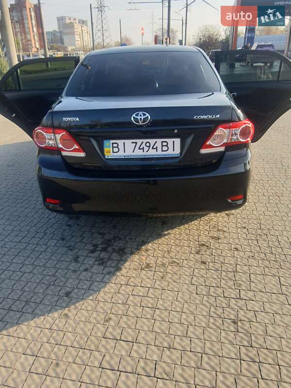 Седан Toyota Corolla 2011 в Полтаві