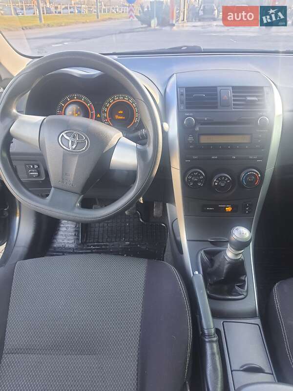 Седан Toyota Corolla 2011 в Полтаві